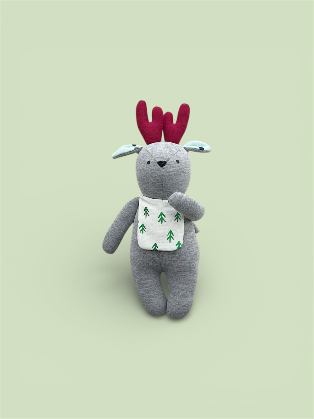 Лосик серого цвета с бордовыми рожками