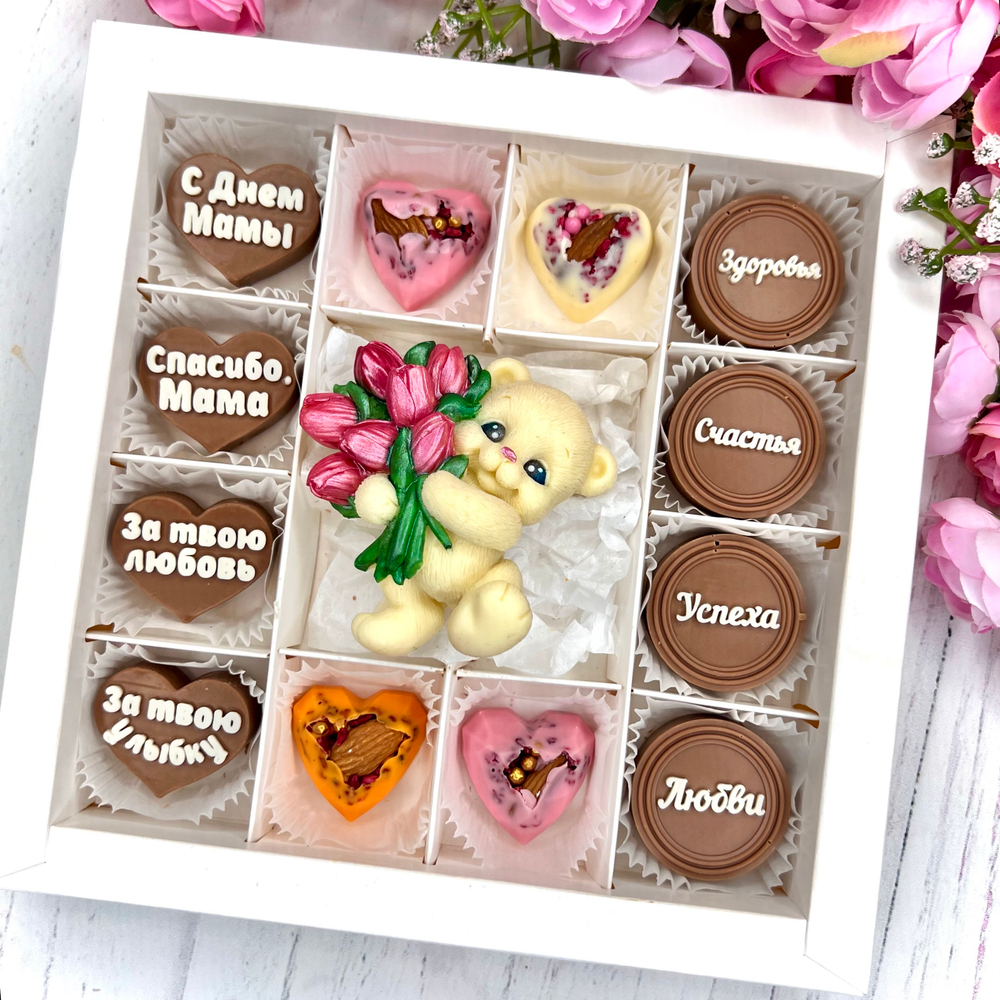 Шоколадный набор "С Днём Мамы. Мишка с тюльпанами. Пожелания": шоколадка и 12 конфет ручной работы