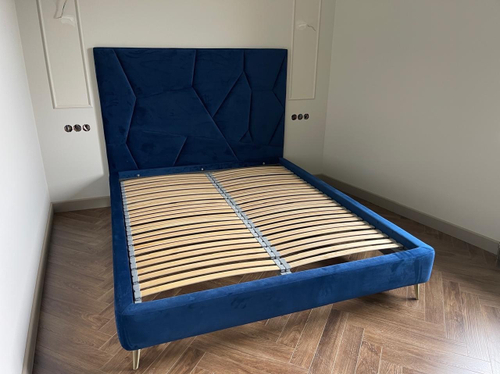 Двуспальная кровать с мягким изголовьем