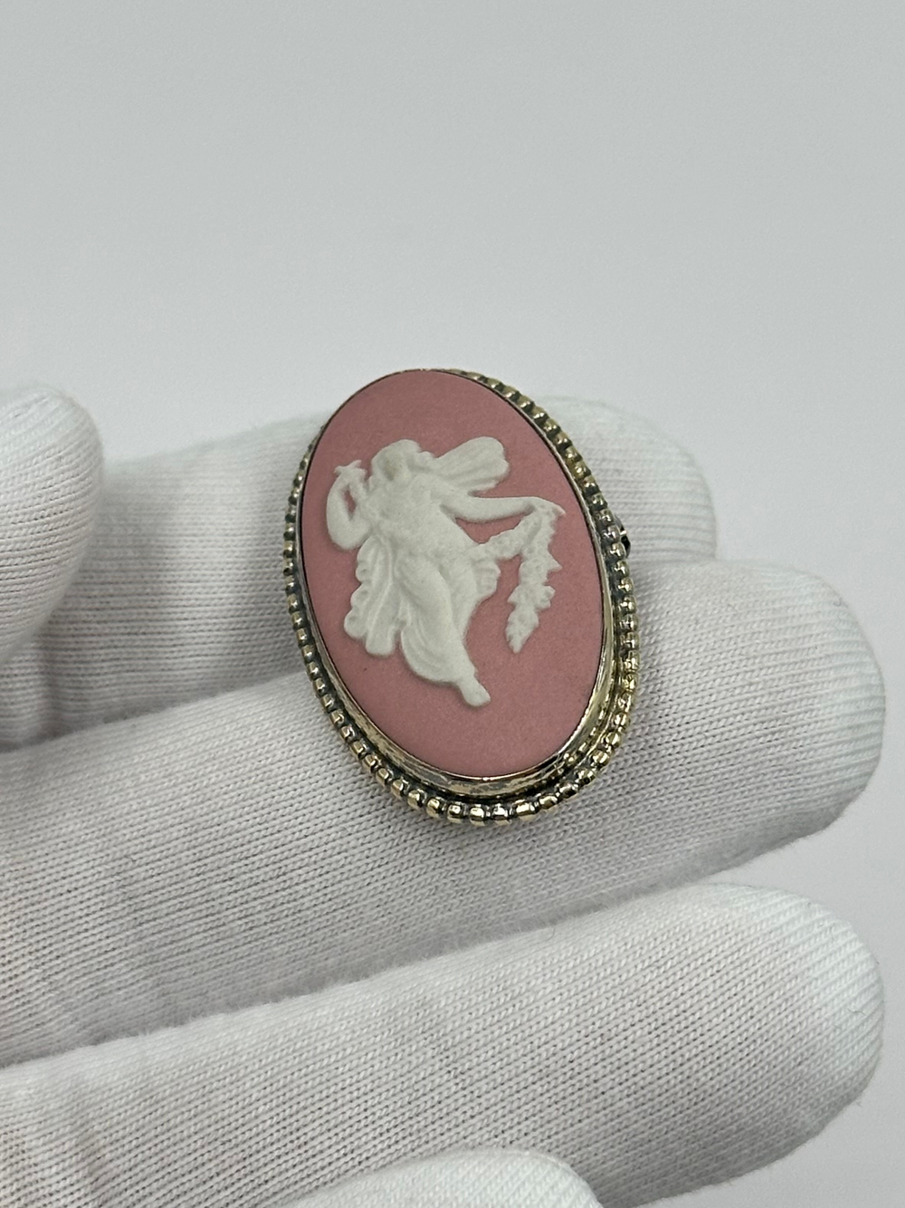 Брошь Wedgwood розовая