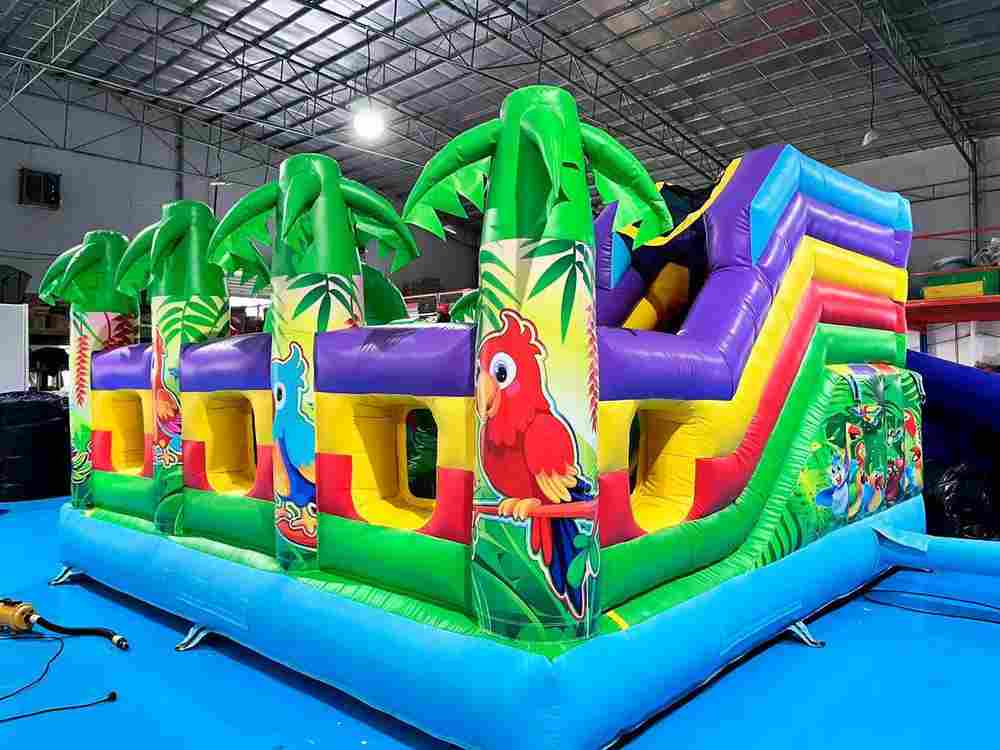 Коммерческий надувной батут "Приключения попугаев", 5x5x3 м.
