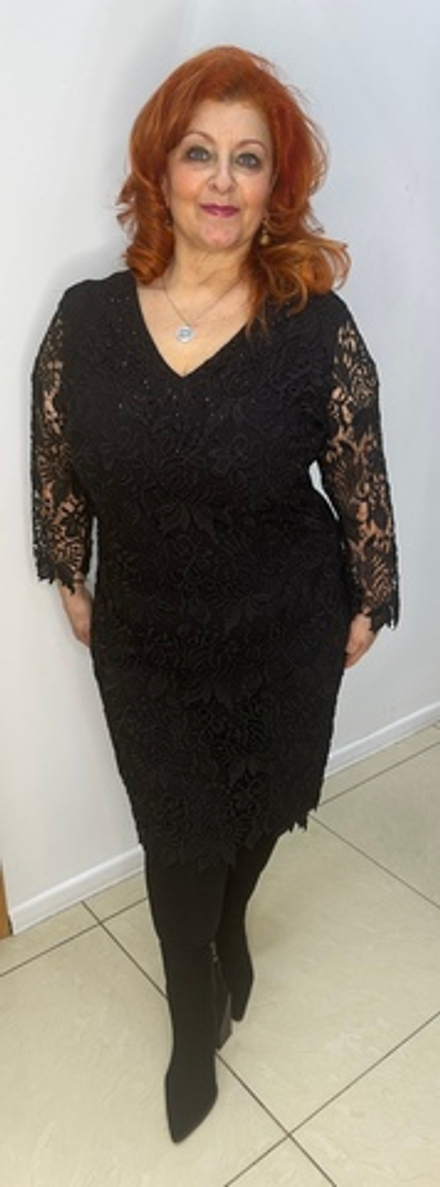 Черное платье с ажурными рукавами