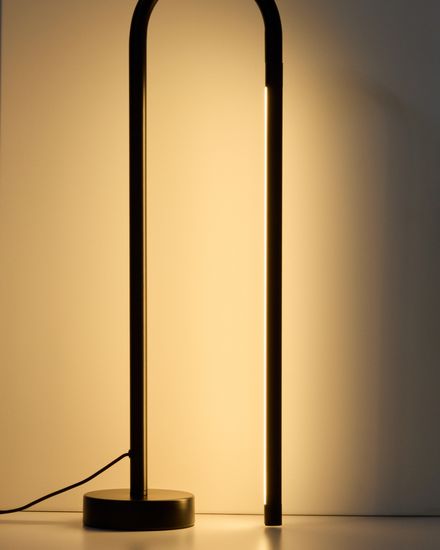 Настольная лампа Bow из черного алюминия