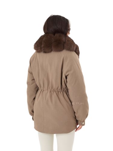 Коричневая пуховая парка с меховым воротником