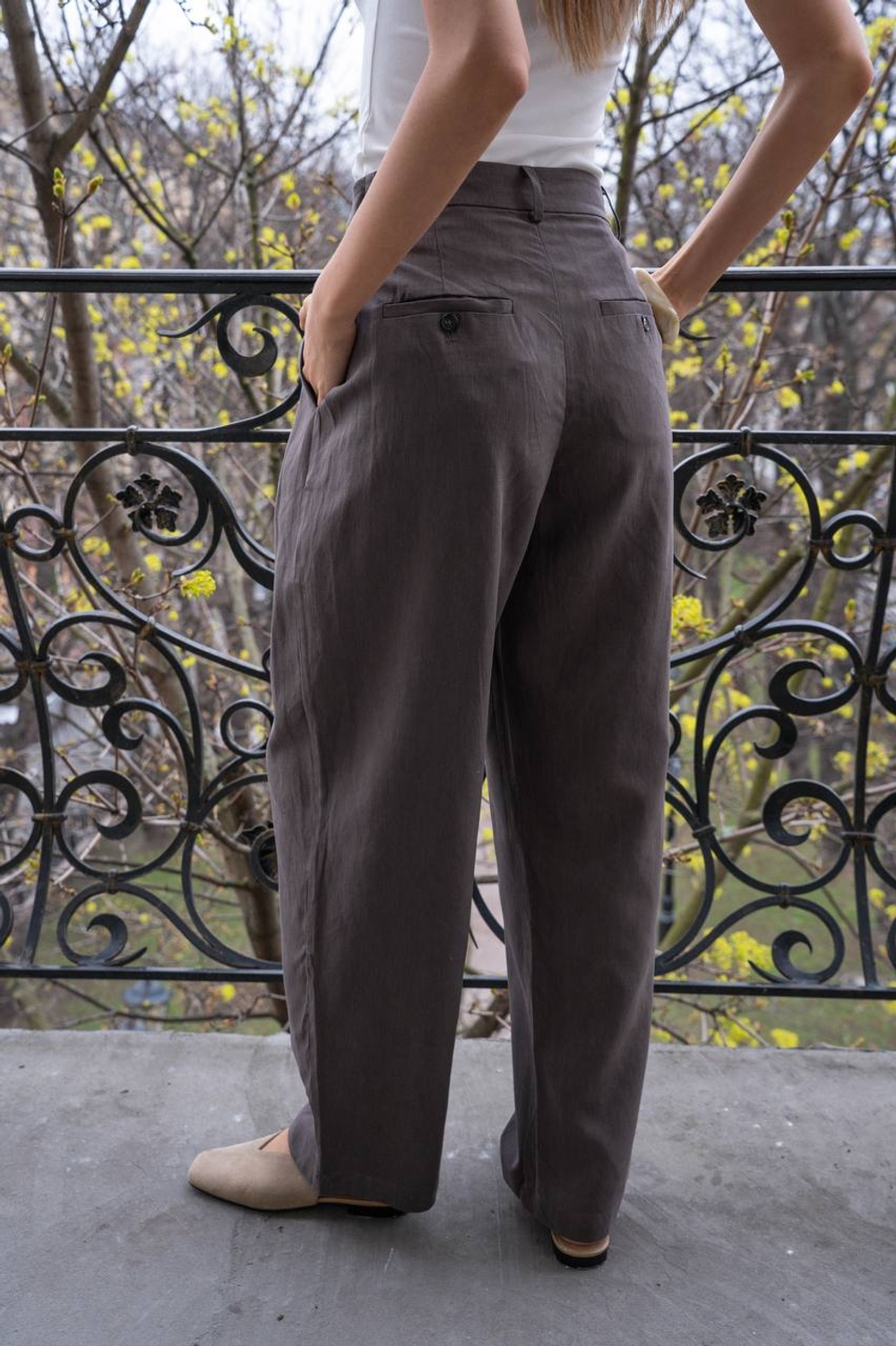 Брюки с защипами зауженного кроя из хлопка