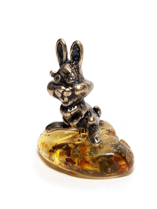 Фигурка Зайка с янтарем натуральным цельным. Статуэтка из янтаря цельного