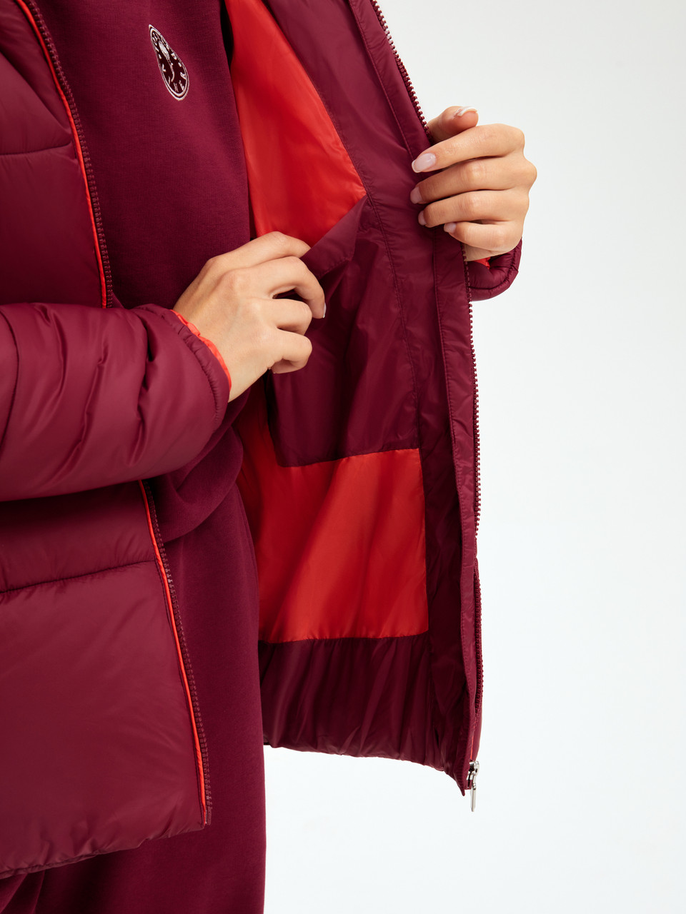 W08121V-RR232 Куртка утепленная женская с капюшоном фото 6