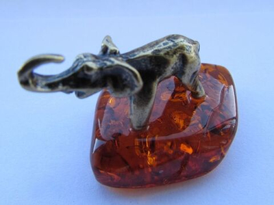 Фигурка латунная "Слон Африканский" на янтаре