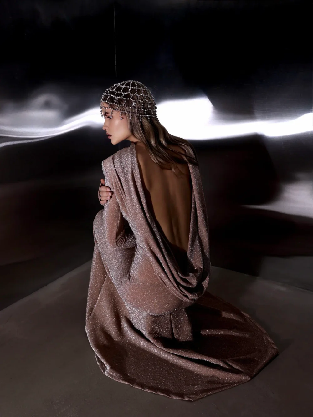 Платье с открытой спиной и шлейфом, Бежевый