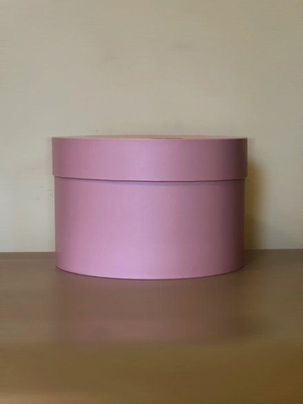 Короткая круглая коробка 22,5 см . Цвет:  Нежно розовый . Розница 350 рублей .