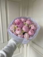 Букет 15шт розовых пионов с ромашками