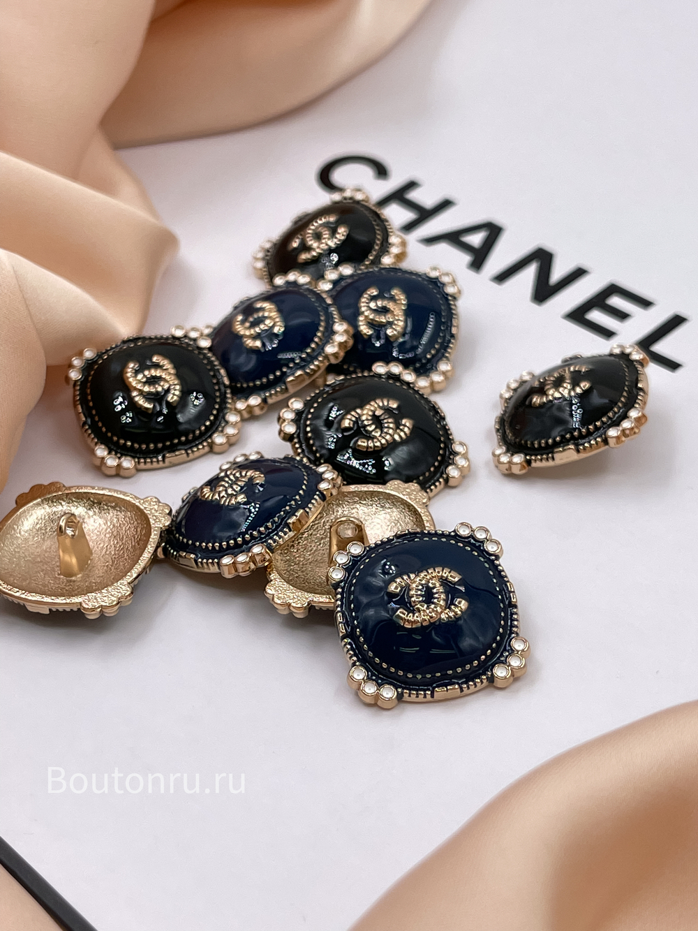 Пуговицы  Шан. неровный квадрат синяя эмаль