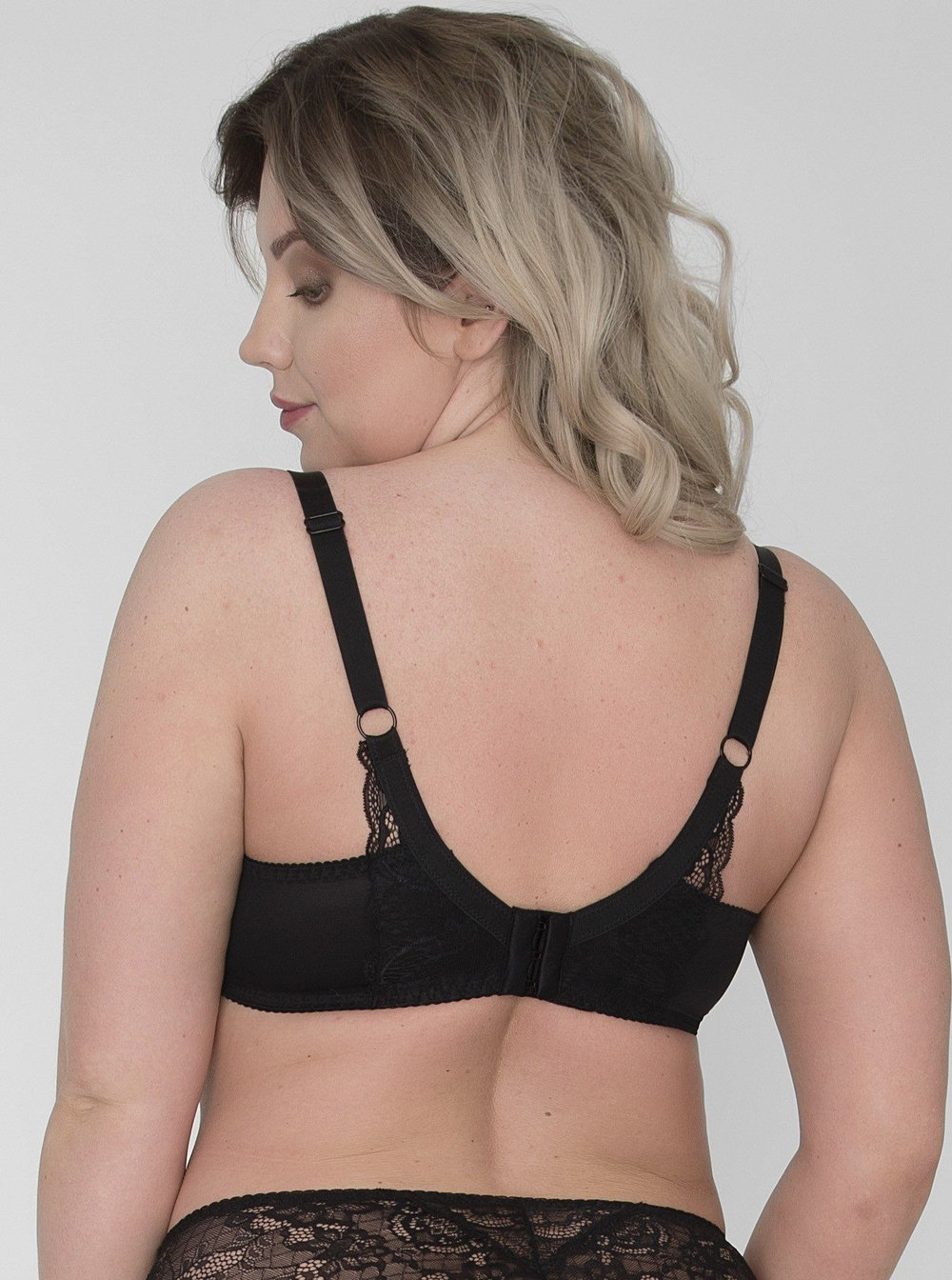 Бюстгальтер с чашкой на тонком поролоне и изысканной зелёной вышивкой (Размер: 90E) (Цвет: черный)