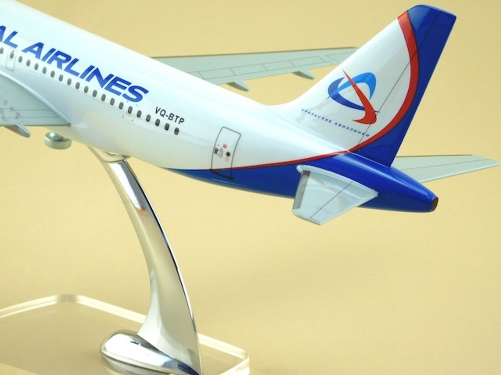 Модель самолета Airbus A319 (М1:100, Ural Airlines)