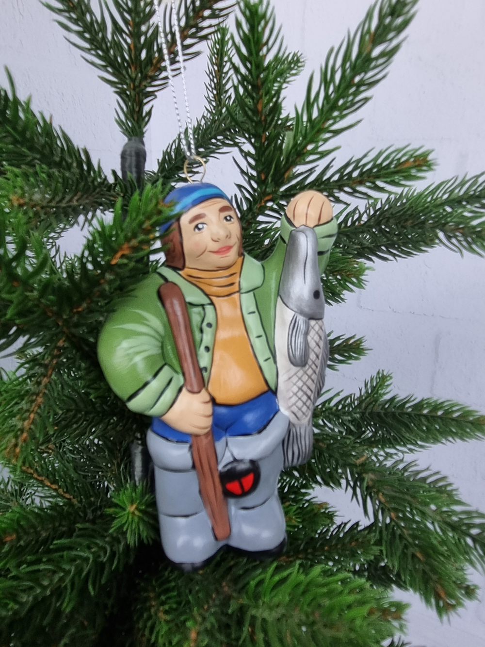 Елочная игрушка из фарфора Рыбак