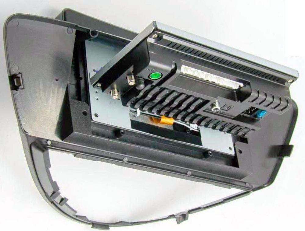 Металлические крепления для переноса корпуса магнитолы в горизонтальное положение