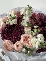 Букет из хризантемы бигуди, маттиолы, гортензии и кустовых пионовидных роз