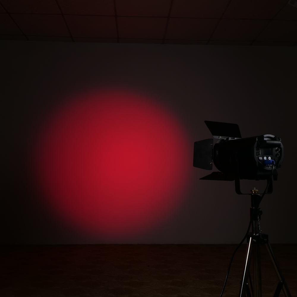 LED Fresnel Spotlight with Auto Zoom — Fresnel прожектор 350 Вт RGBW с авто-зумом 15–50°