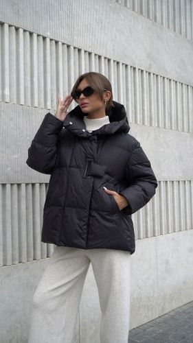 Черный пуховик с декоративной застежкой и капюшоном