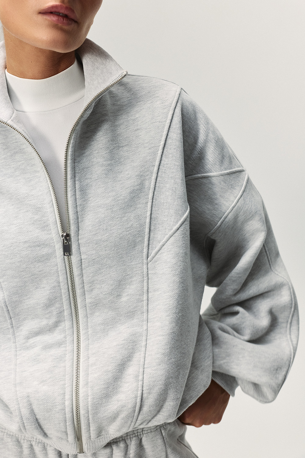 Олимпийка с рельефными швами утеплённая Светло-серый меланж