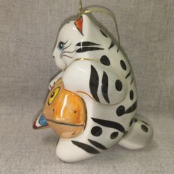 Фарфоровая ёлочная игрушка - Котик с рыбой