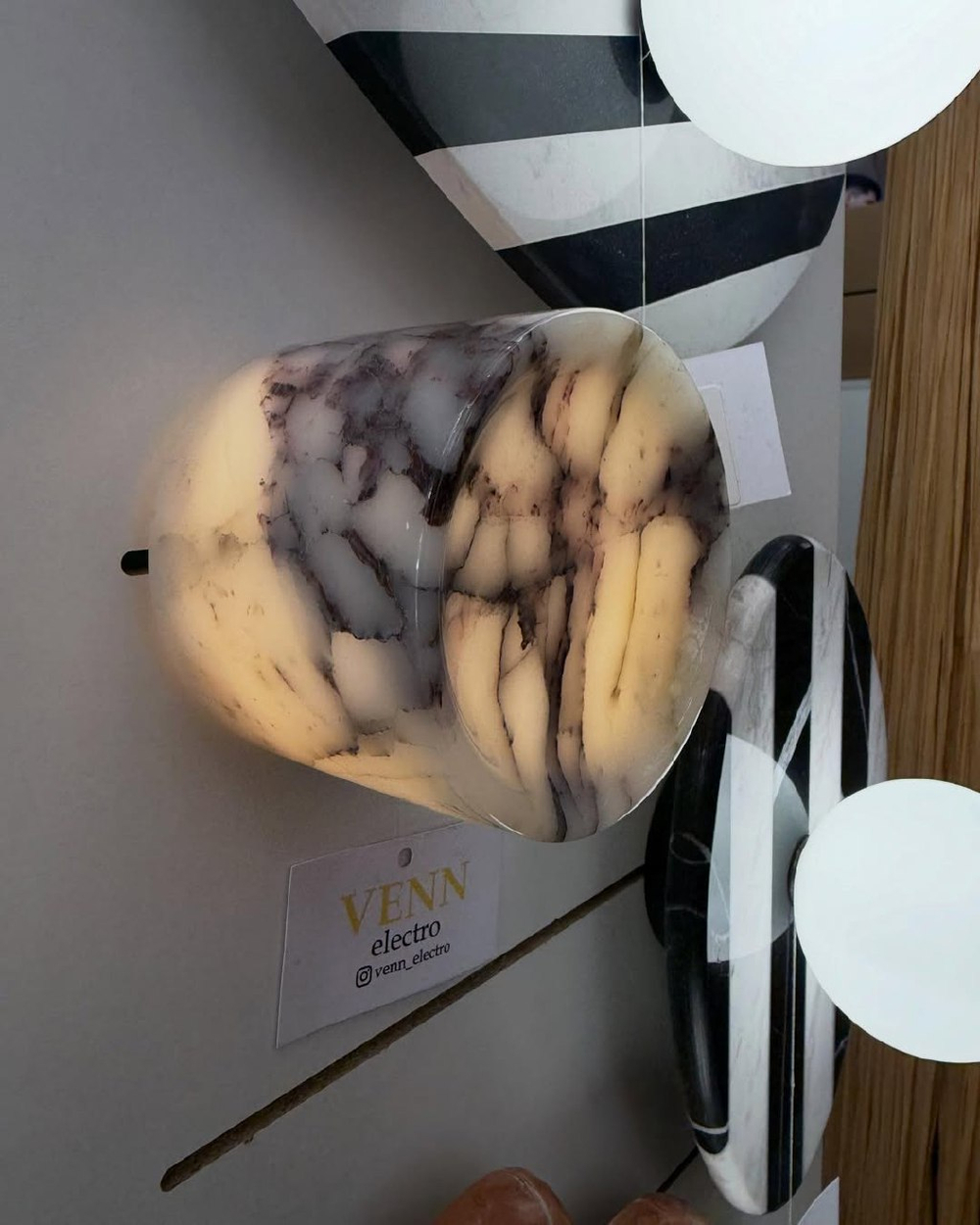 Настенное бра из натурального мрамора, представлено в двух размерах.