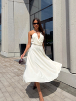 Платье в длине миди с ожерельем на горловине