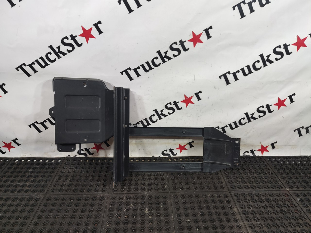 Кронштейн переднего крыла левый 2023г.