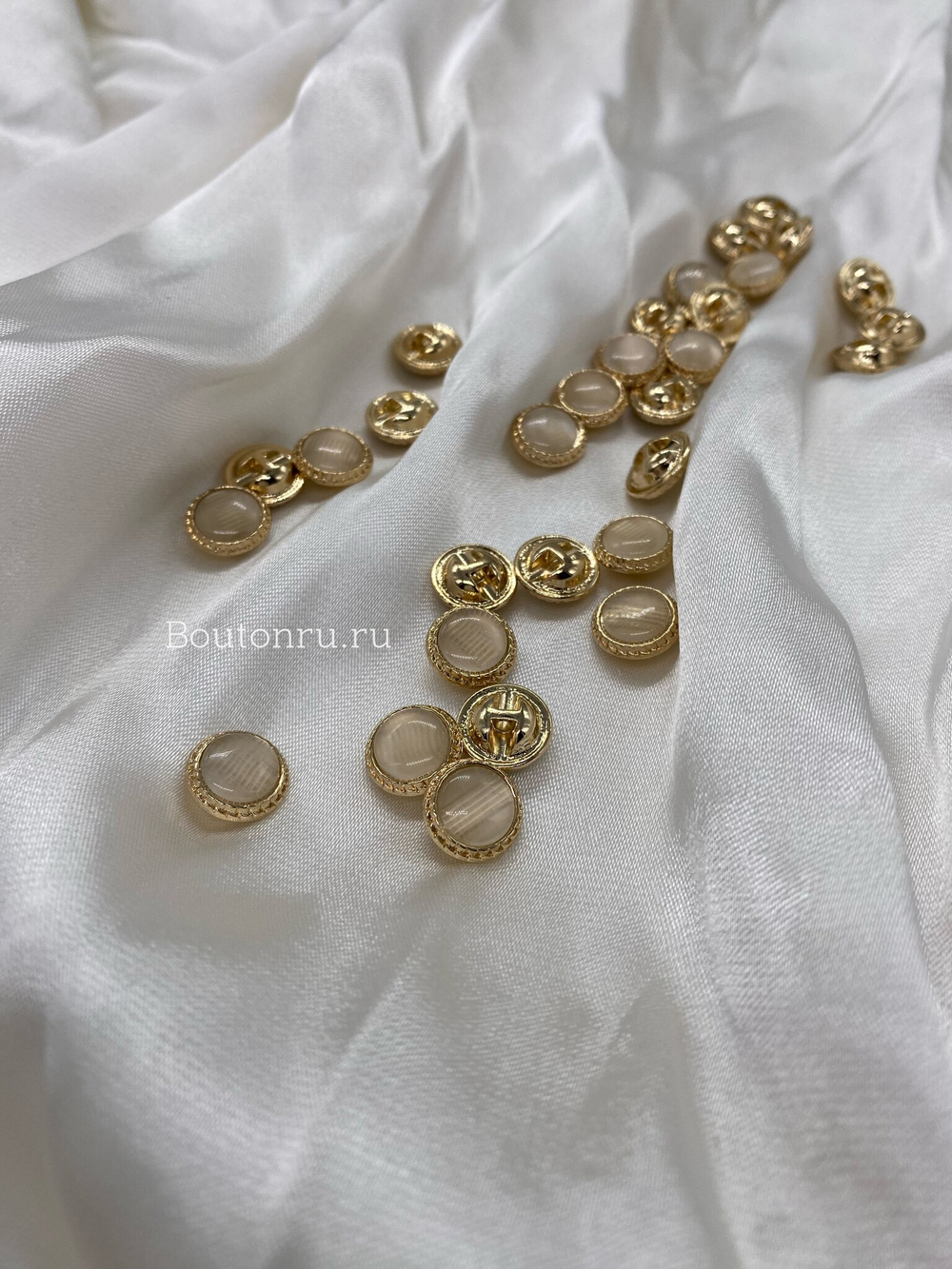 Пуговицы бежевые луна золото на скрытой ножке