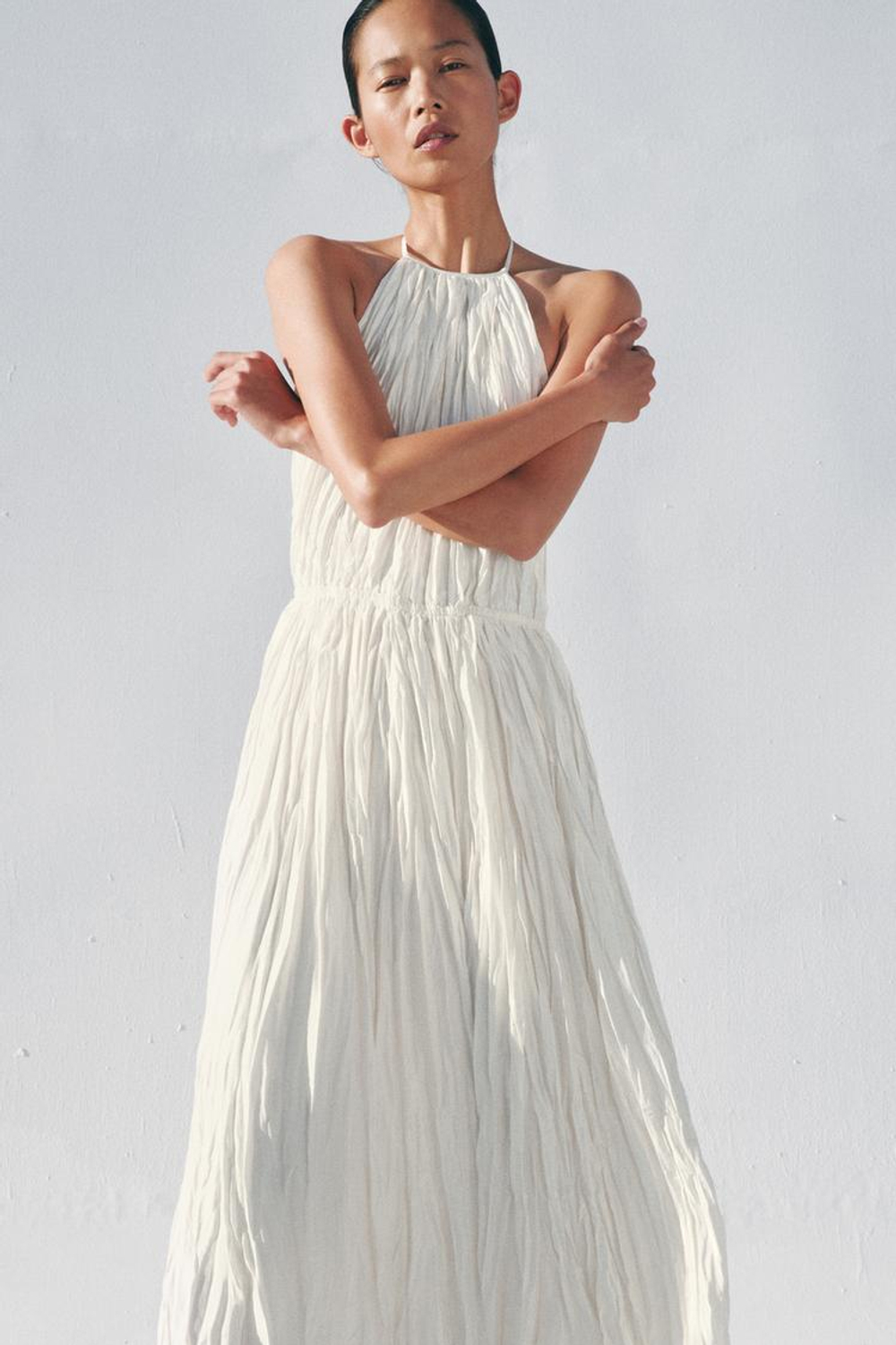 ZARA ПЛАТЬЕ ПЛИССЕ С ГОРЛОВИНОЙ ХАЛТЕР — ZW COLLECTION, ВАНИЛЬНЫЙ