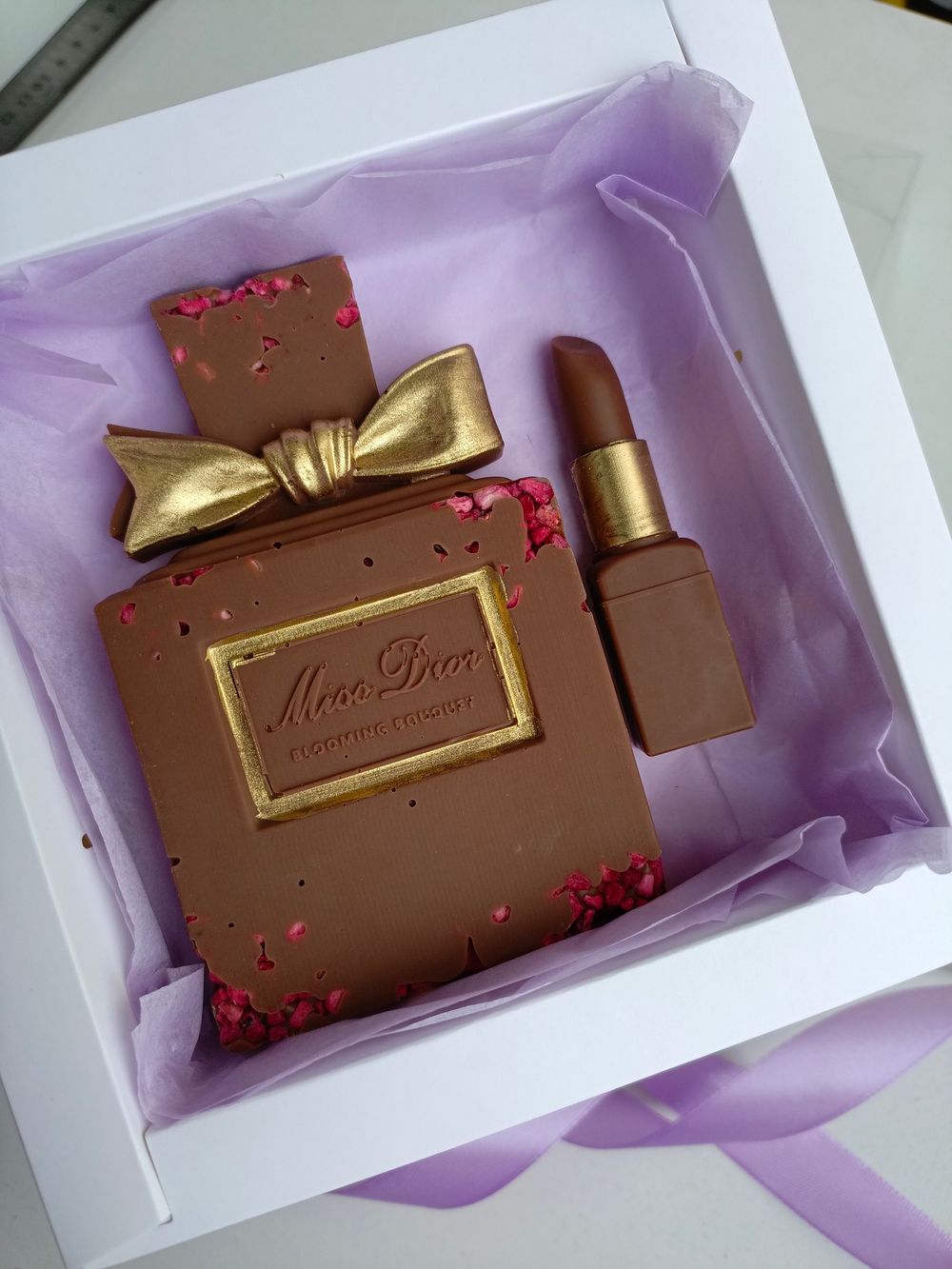 Шоколад ручной работы "Духи и помада"