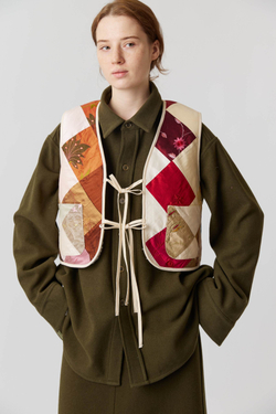 Жилет на двух завязках из шелка с мехом