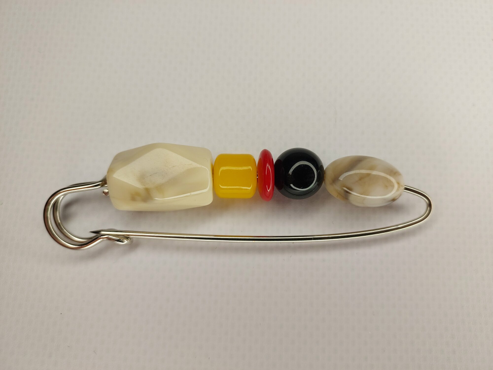 Булавка брошь  для кардигана, пальто, платков, костюмов, одежды. . Цвет жёлтокоричневый.