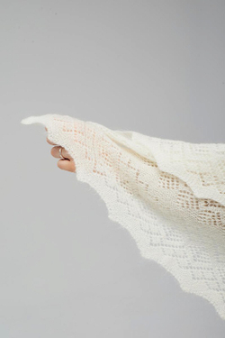 Оренбургский пуховый платок П4-110-02 экрю