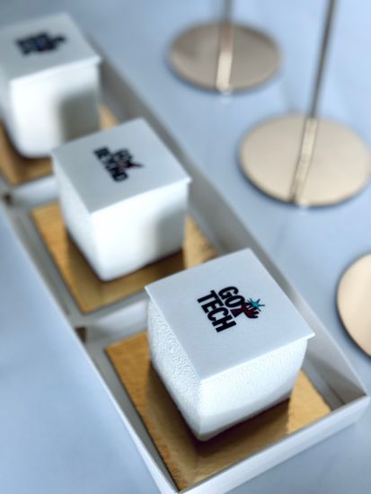 Пирожные с логотипом компании/коробочка на 3 шт