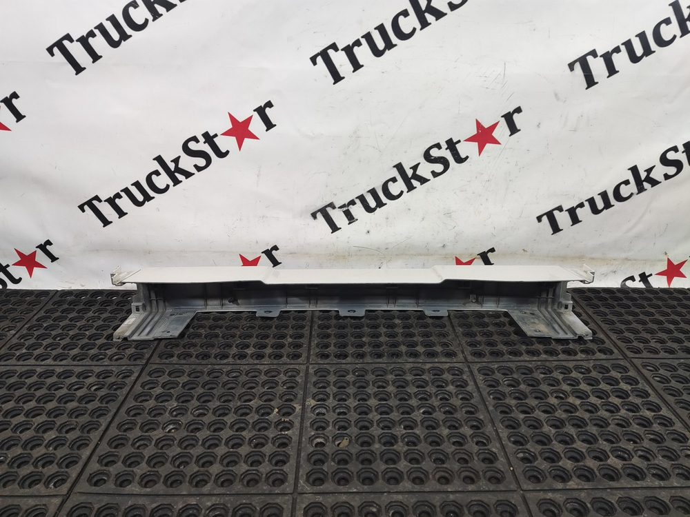 Накладка бампера верхняя средняя часть