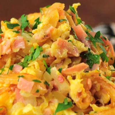 Revuelto gramajo — сытный завтрак из картофеля с сыром, яйцами и овощами