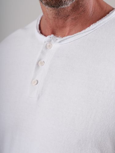 Белый лонгслив на пуговицах