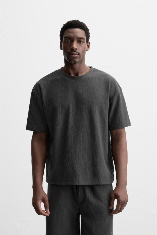 ZARA ФУТБОЛКА RELAXED FIT ИЗ РЕЛЬЕФНОЙ ТКАНИ, ТЕМНО-СЕРЫЙ