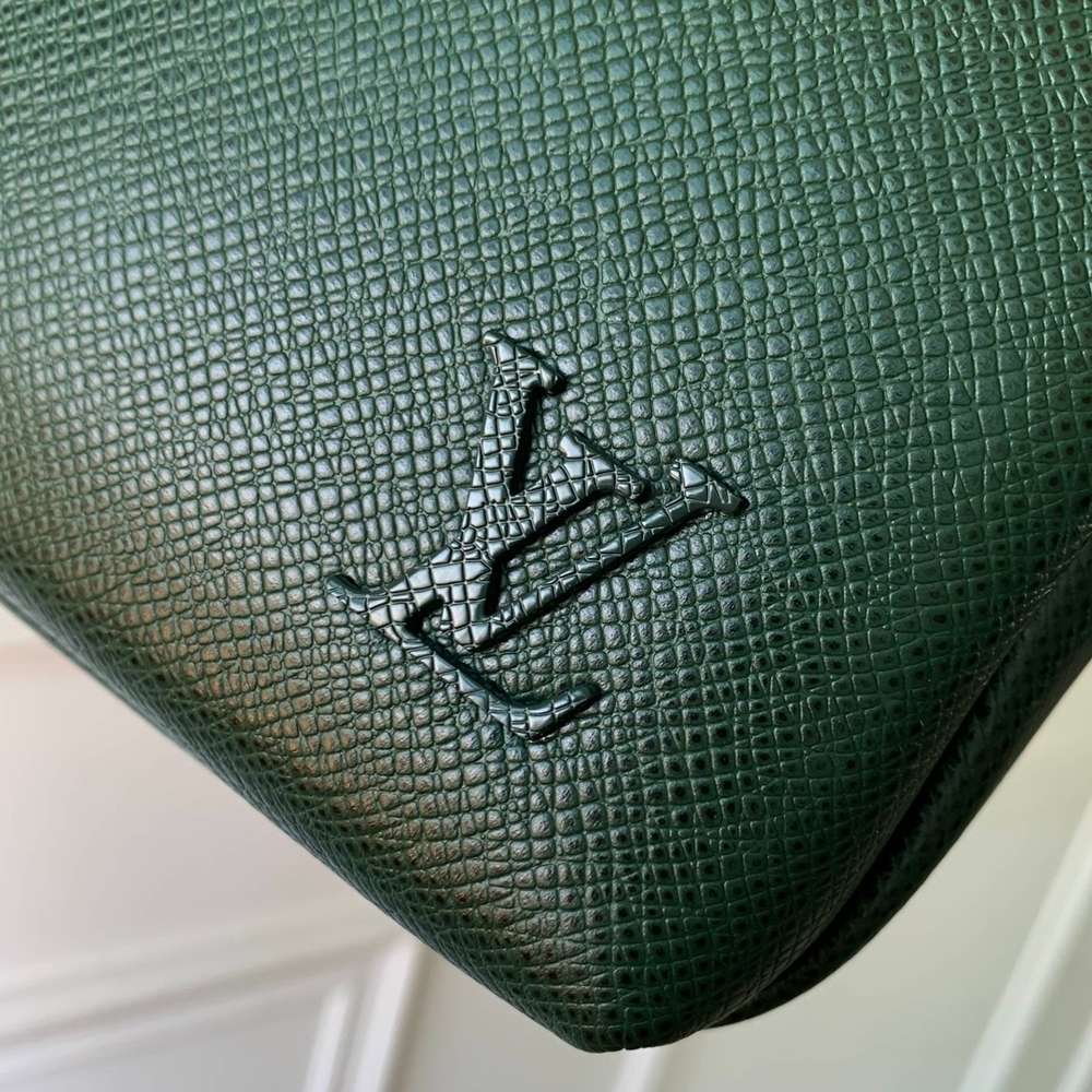 Louis Vuitton Avenue Messenger
