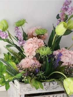 Композиция в ящике "Гортензия и тюльпаны"