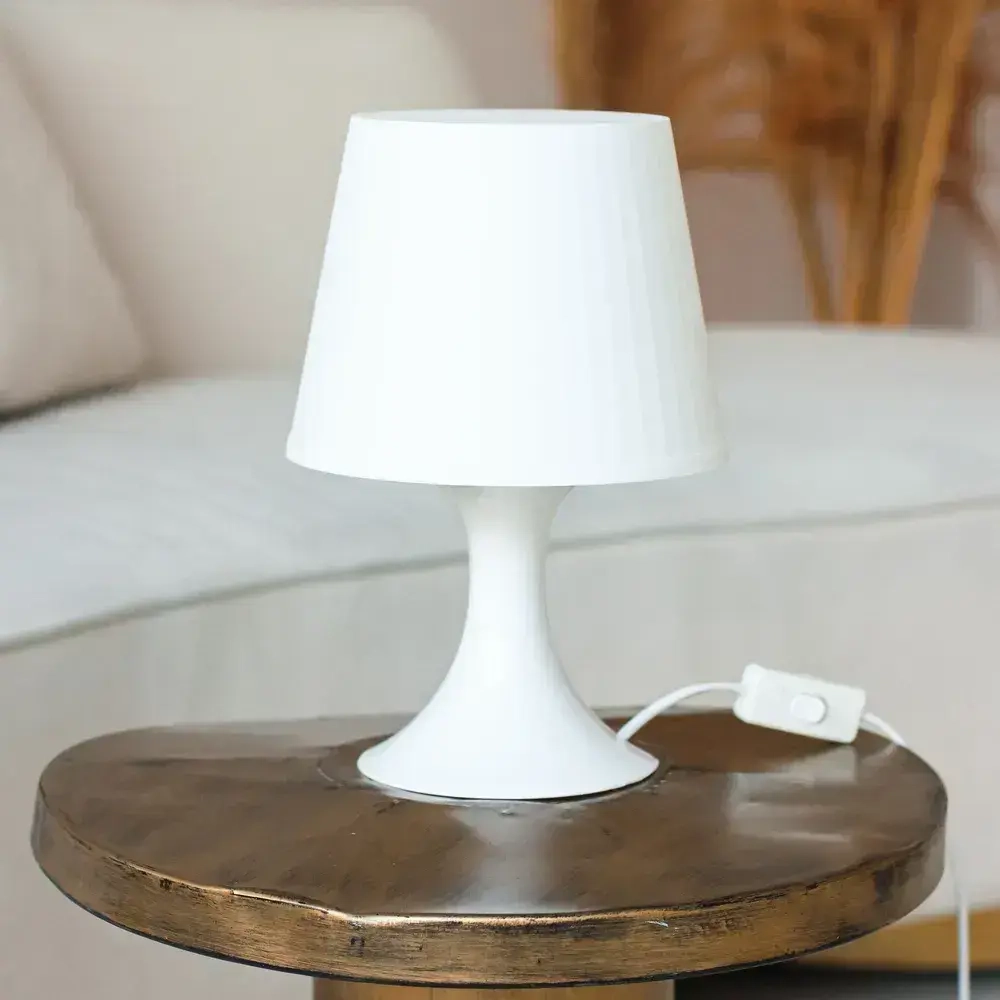 Лампа настольная с абажуром