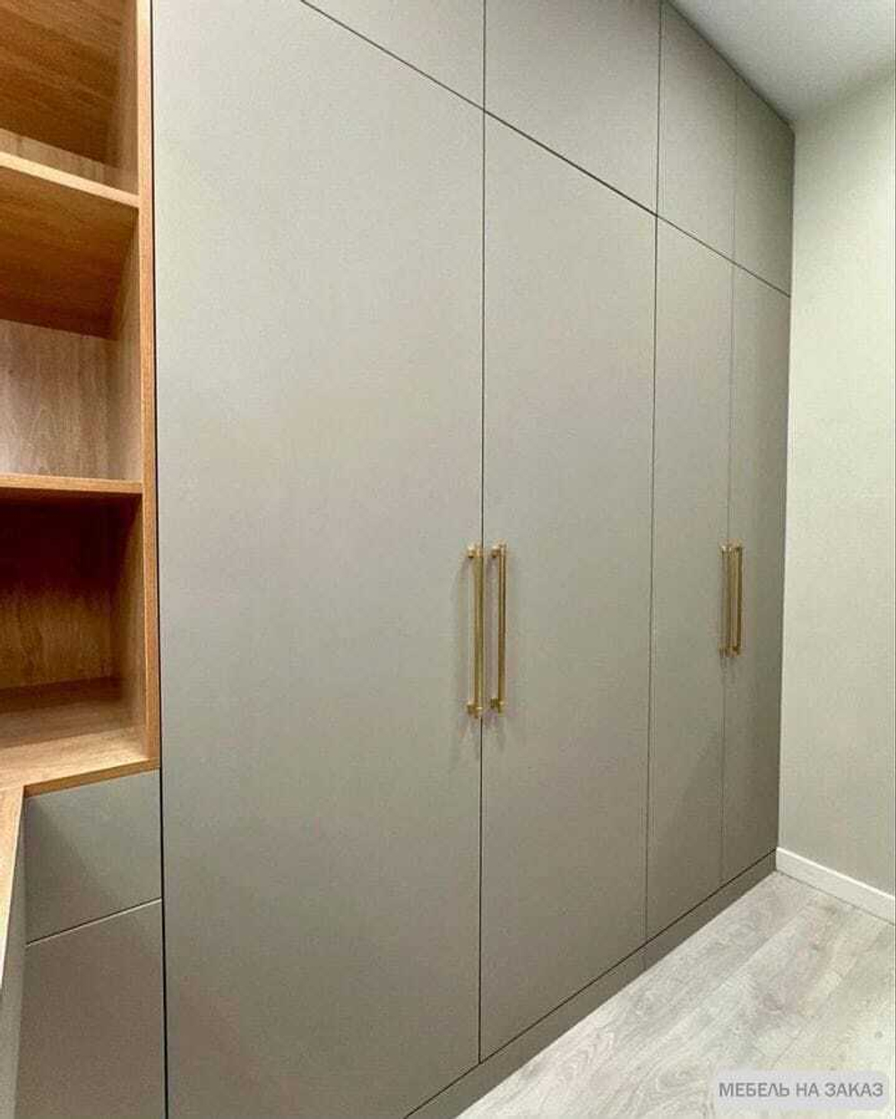 Шкаф с зеркалом и рабочей зоной на заказ