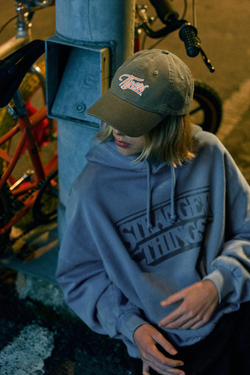 PULL&BEAR Кепка "Stranger Things", зеленый