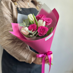 Яркий букет из белых тюльпанов и кустовой пионовидной розы с эвкалиптом