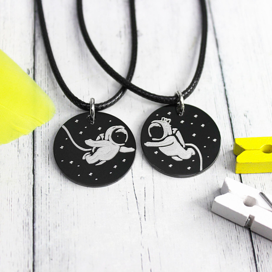 Парные кулоны с гравировкой на заказ, 25 мм (чёрный титановый сплав)