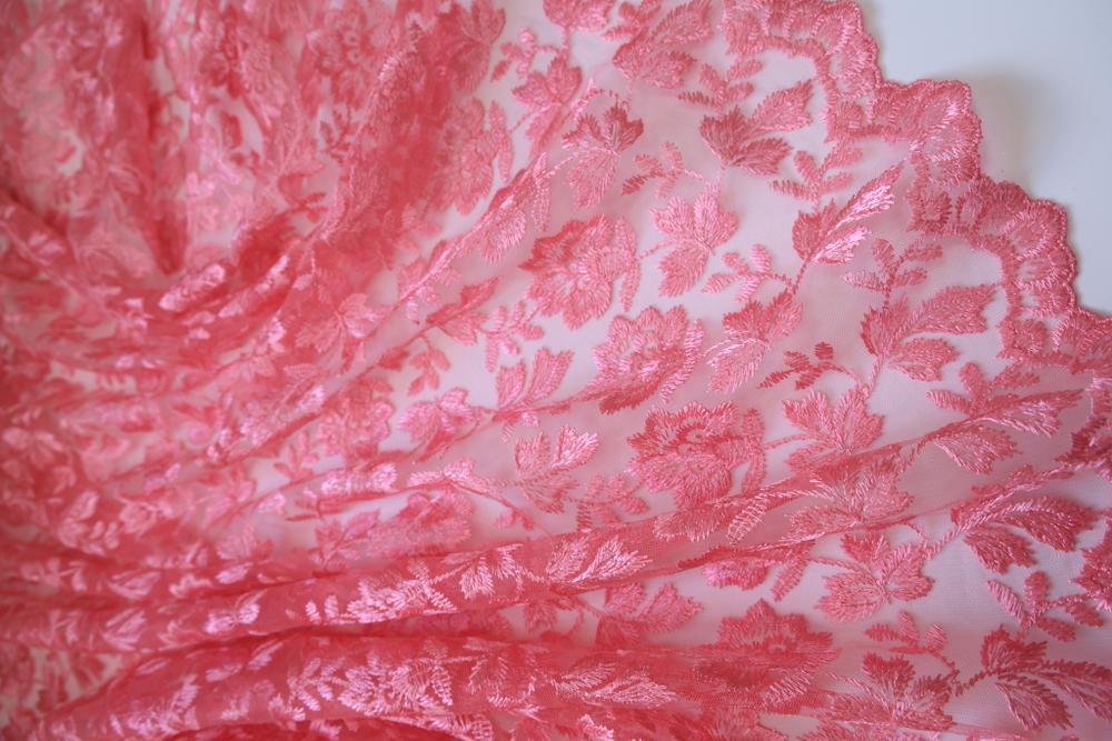 Вышивка на сетке розовая