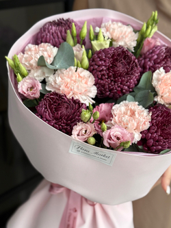 Осенний букет из хризантем Бигуди, ажурных диантусов и нежной эустома с эвкалиптом от Флора Маркет