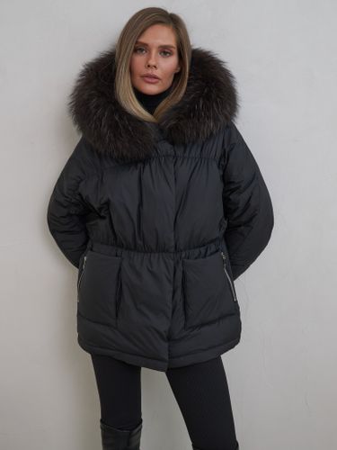 Черный пуховик с отделкой из меха енота