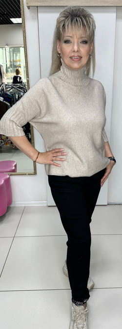 Черные джинсы на резинке и белым принтом